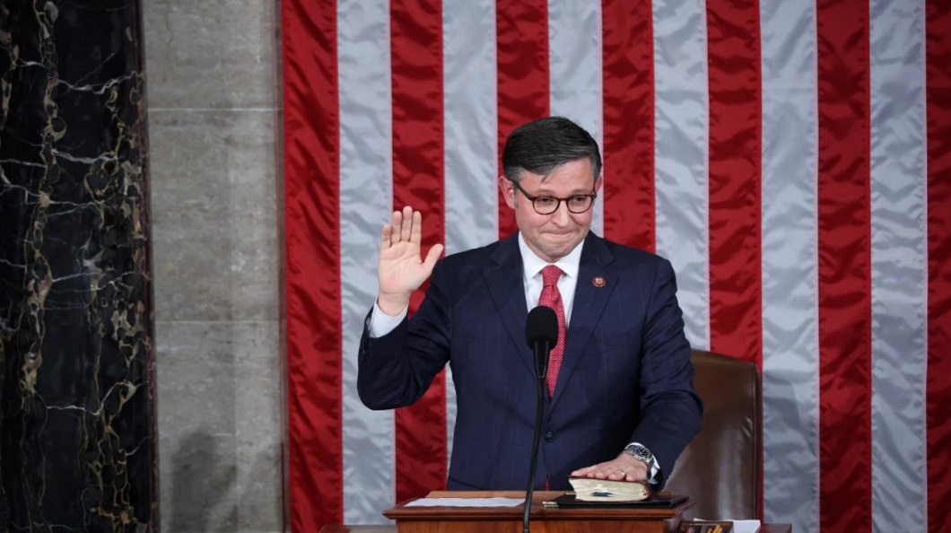Chủ tịch Hạ viện mới đắc cử của Mỹ Mike Johnson tuyên thệ nhậm chức ở Washington, DC, vào ngày 25-10-2023. Ảnh: AFP