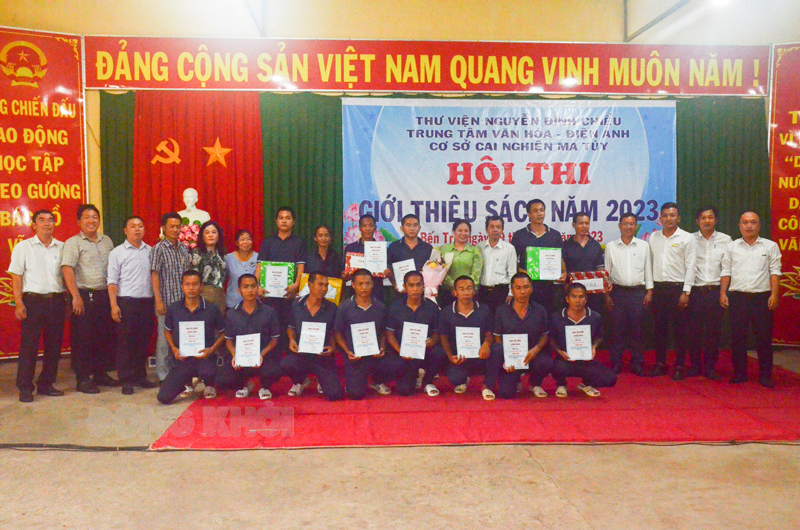 Trao giải thưởng cho các đội tham gia cuộc thi.