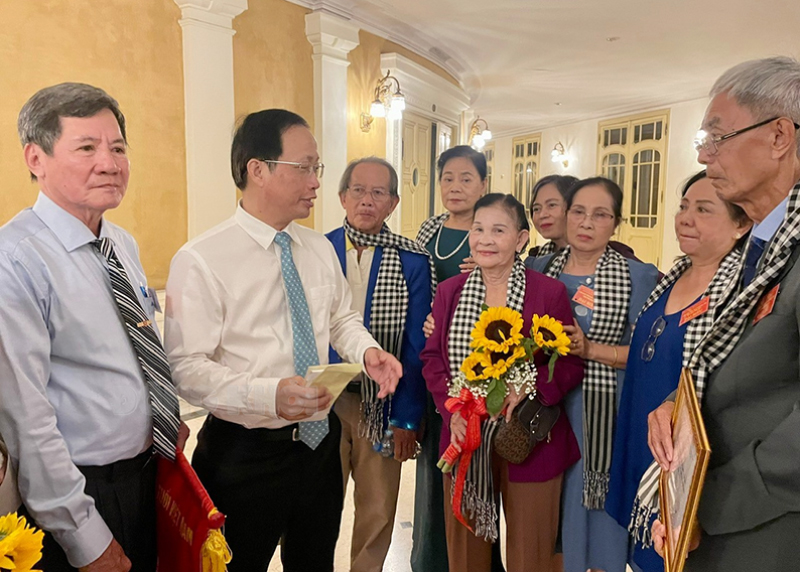 Phó chủ tịch Thường trực UBND tỉnh - Trưởng đoàn đại biểu Quốc hội tỉnh Bến Tre Nguyễn Trúc Sơn tặng quà động viên, khích lệ Đoàn Hội người cao tuổi sau khi kết thúc buổi Tổng kết liên hoan.