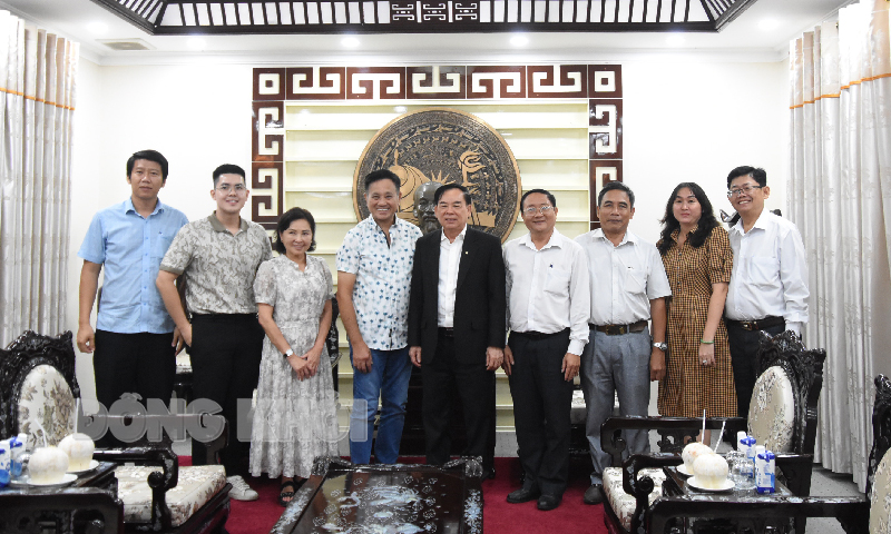 Chủ tịch UBND tỉnh Trần Ngọc Tam cùng lãnh đạo các sở, ngành tỉnh chụp hình lưu niệm cùng doanh nghiệp xúc tiến thương mại, xuất khẩu dừa sang Hoa Kỳ, tại buổi tiếp chào xã giao.