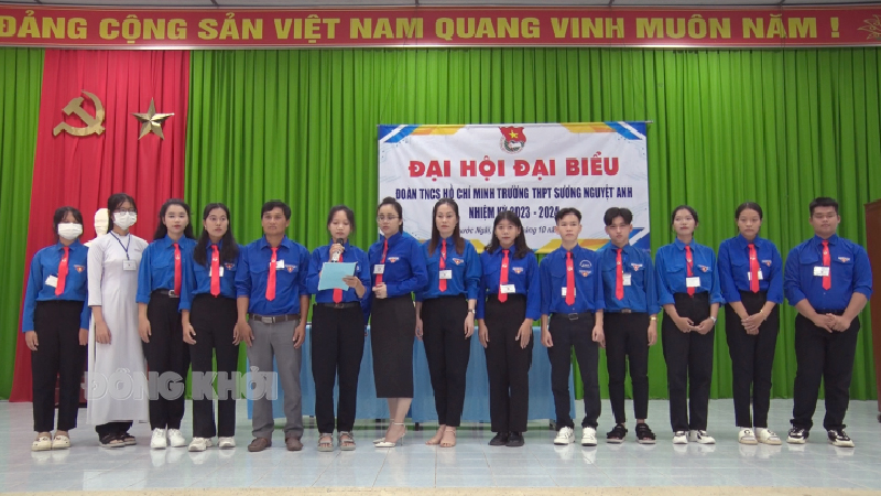 Ban Chấp hành Đoàn trường nhiệm kỳ mới ra mắt và hạ quyết tâm trước đại hội. Ảnh: Trần Xiện.