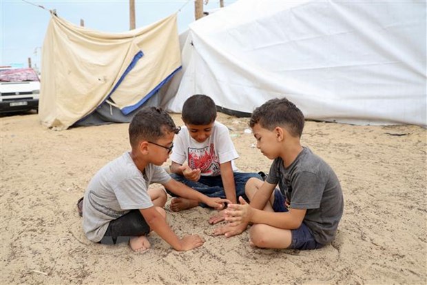 Trẻ em Palestine tại một trại tạm ở thành phố Khan Younis, miền Nam Dải Gaza ngày 27-10-2023. (Ảnh: THX/TTXVN)