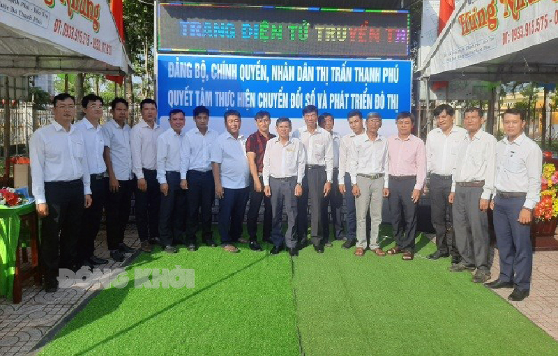 Đại biểu chụp ảnh lưu niệm tại lễ ra mắt Trang truyền thông, chuyển đổi số và xây dựng đô thị văn minh của thị trấn Thạnh Phú. Ảnh: Văn Minh.