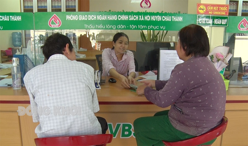 Hỗ trợ tín dụng - mở ra hướng đi mới cho những người chấp hành xong án phạt tù Vợ chồng ông H.M.T. nhận tiền vay tại Ngân hàng Chính sách xã hội huyện Châu Thành.