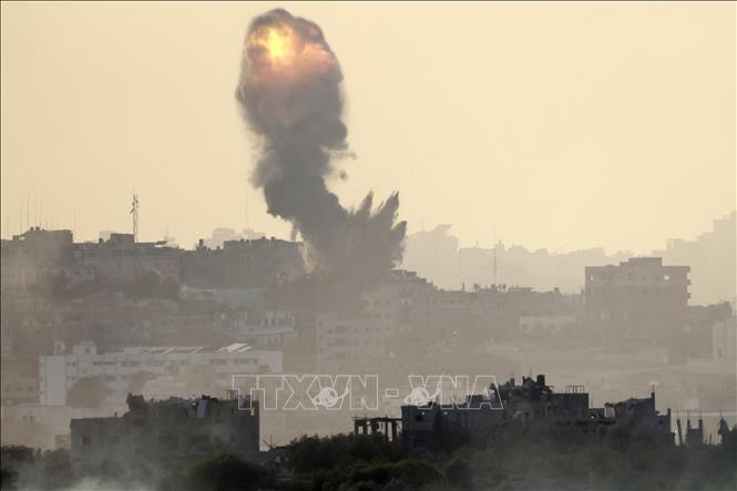 Khói lửa bốc lên sau cuộc oanh tạc của Israel tại phía Bắc Dải Gaza, ngày 30-10-2023. Ảnh: AFP/TTXVN