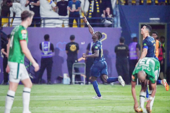 Mane ăn mừng sau khi ghi bàn duy nhất trận Al Nassr vs Al Ettifaq.