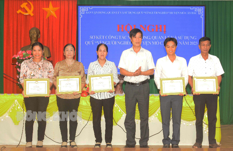 Chủ tịch Ủy ban MTTQ Việt Nam huyện Mỏ Cày Bắc Phan Trúc Vinh tặng giấy khen cho các tập thể và các cá nhân.