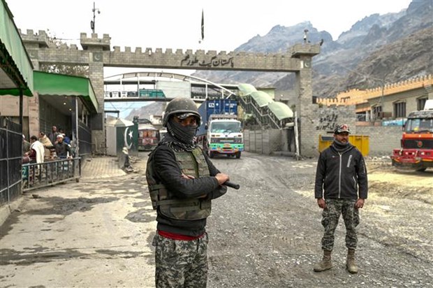 Cảnh sát Pakistan gác tại cửa khẩu Torkham ở biên giới với Afghanistan, tại tỉnh Nangarhar ngày 2-2-2023. Ảnh: AFP/TTXVN