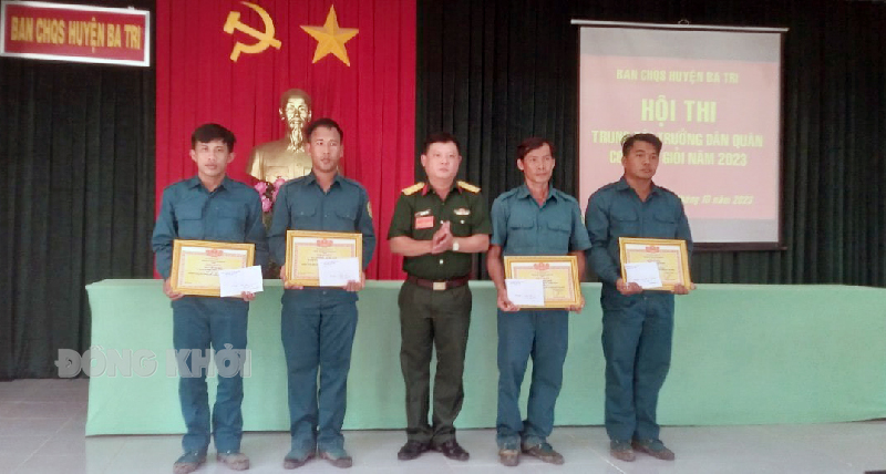 Trao giải cho các thí sinh đạt thành tích. Ảnh: Trần Xiện.