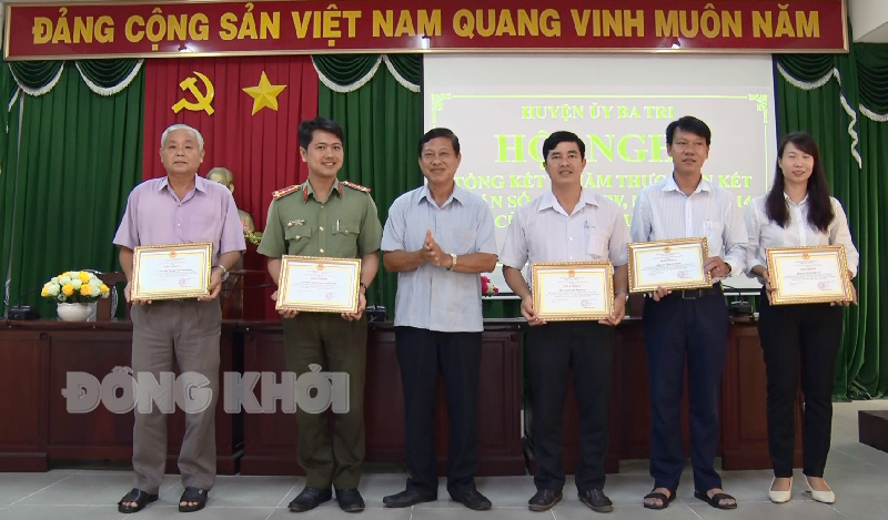 Khen thưởng tập thể lập thành tích xuất sắc trong 10 năm thực hiện Kết luận của Ban bí thư. Ảnh: Trần Xiện.