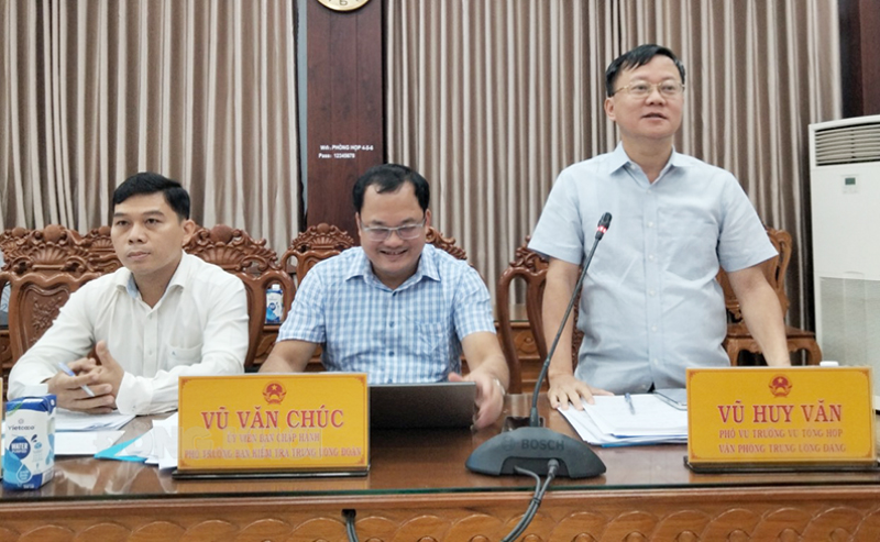 Thành viên đoàn giám sát đặt vấn đề tại buổi Làm việc với UBND tỉnh.