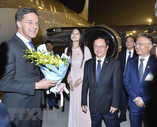 Bộ trưởng Bộ Khoa học và Công nghệ Huỳnh Thành Đạt, Đại sứ Việt Nam tại Hà Lan Ngô Hướng Nam đón Thủ tướng Hà Lan Mark Rutte tại Sân bay Quốc tế Nội Bài. Ảnh: Minh Đức/TTXVN