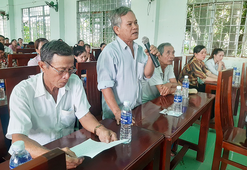 Cử tri phát biểu tại buổi tiếp xúc. Ảnh: Văn Minh