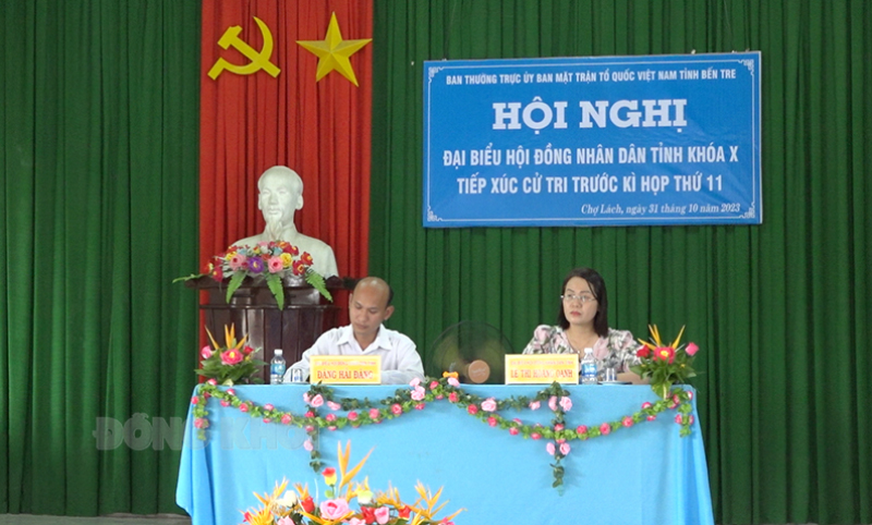 Đại biểu HĐND tỉnh tiếp xúc cử tri. Ảnh: Ngọc Lãm