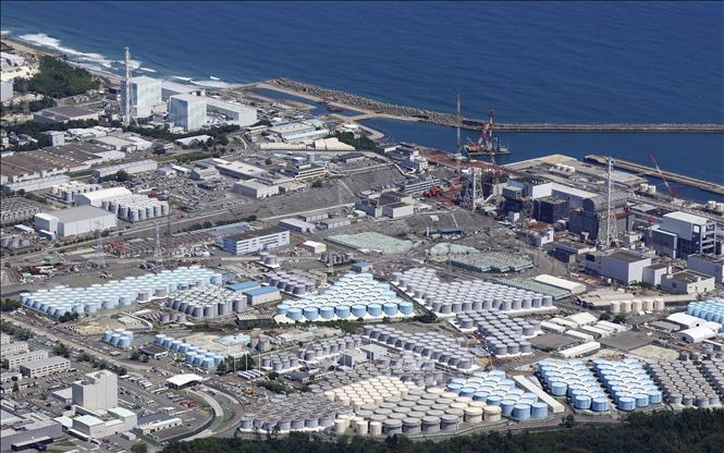 Các bể chứa nước thải nhiễm phóng xạ đã qua xử lý của nhà máy điện hạt nhân Fukushima số 1 ở Fukushima, Nhật Bản, ngày 22-8-2023. Ảnh: Kyodo/TTXVN