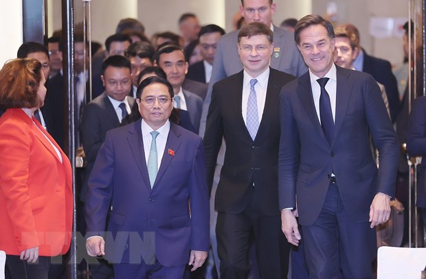 Thủ tướng Phạm Minh Chính và Thủ tướng Hà Lan Mark Rutte đến dự Diễn đàn Kinh tế Xanh 2023. Ảnh: Dương Giang/TTXVN