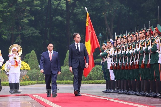 Thủ tướng Phạm Minh Chính và Thủ tướng Hà Lan Mark Rutte duyệt Đội Danh dự Quân đội Nhân dân Việt Nam. Ảnh: Dương Giang/TTXVN