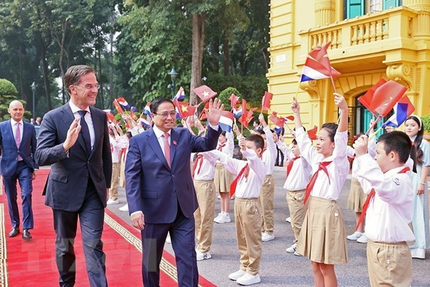 Thủ tướng Phạm Minh Chính và Thủ tướng Hà Lan Mark Rutte với thiếu nhi thủ đô Hà Nội tại lễ đón. Ảnh: Dương Giang/TTXVN