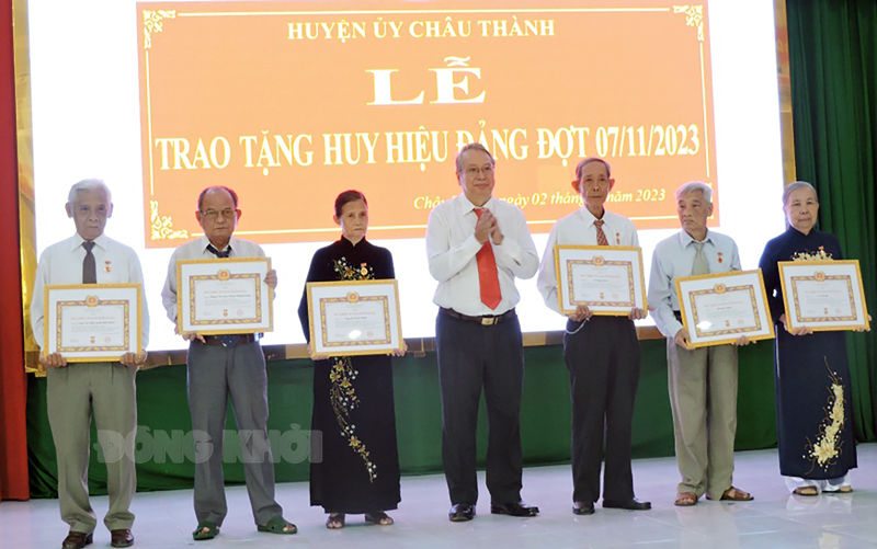 Trưởng ban Tuyên giáo Tỉnh ủy - Hiệu trưởng Trường Chính trị tỉnh Cao Văn Dũng trao Huy hiệu Đảng cho các đảng viên đến niên hạn. Ảnh: P. Tuyết