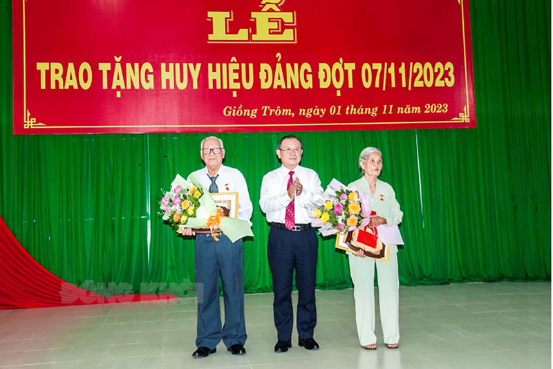 Phó chủ tịch Thường trực HĐND tỉnh Huỳnh Quang Triệu trao Huy hiệu Đảng cho các đảng viên đến niên hạn. Ảnh: Hoàng Minh