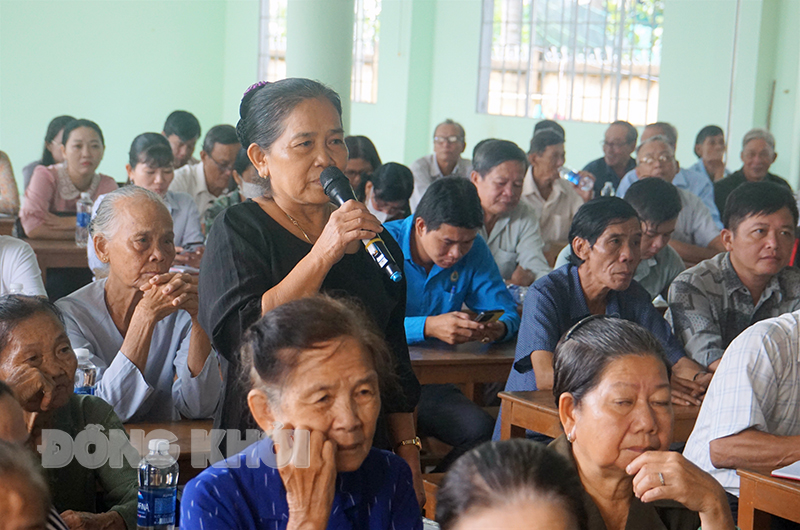 Các cử tri nêu các vấn đề quan tâm với đại biểu HĐND tỉnh, huyện.