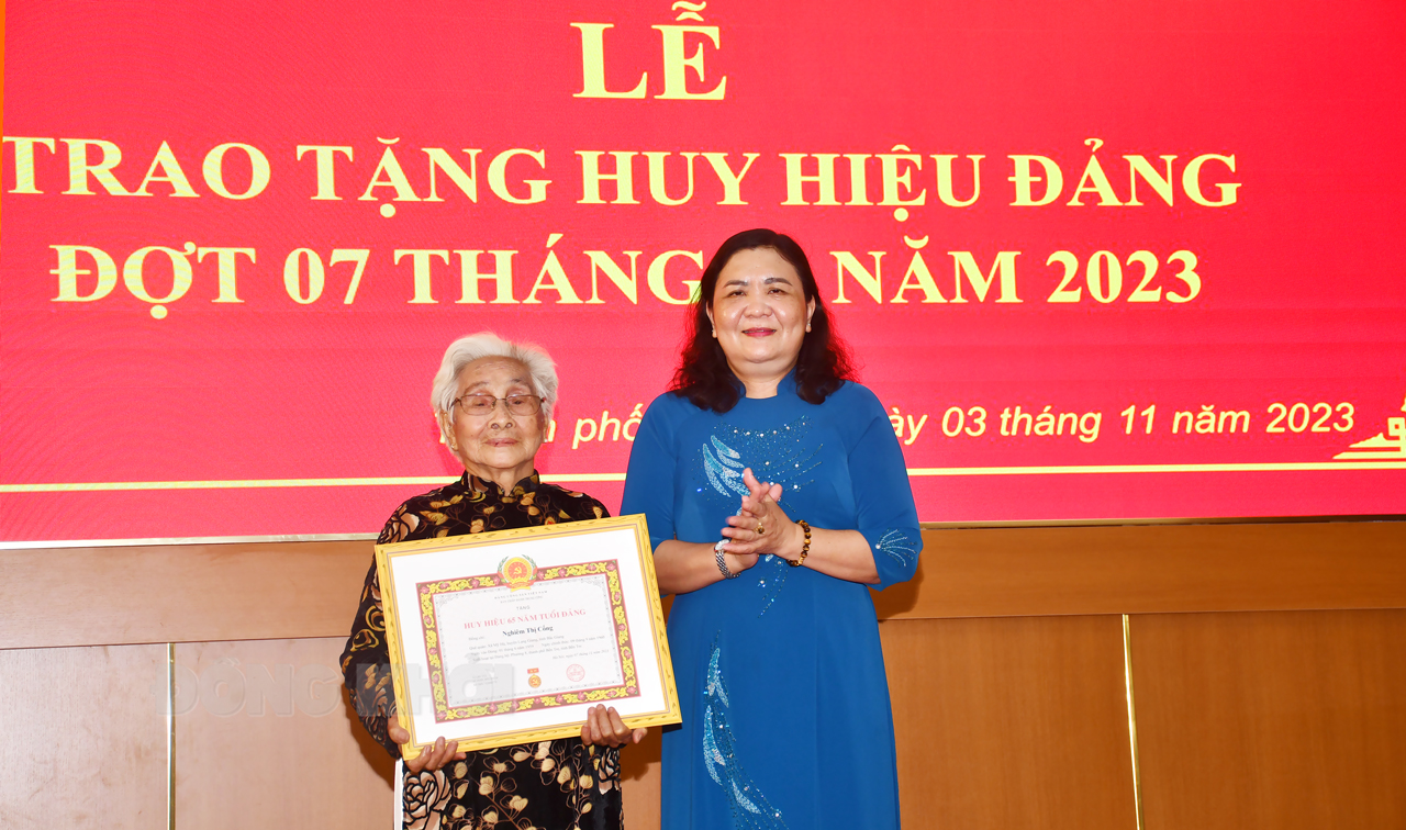 Phó bí thư Thường trực Tỉnh ủy - phụ trách Tỉnh ủy, Chủ tịch HĐND tỉnh Hồ Thị Hoàng Yến trao Huy hiệu 65 năm tuổi Đảng cho đảng viên Nghiêm Thị Cống.