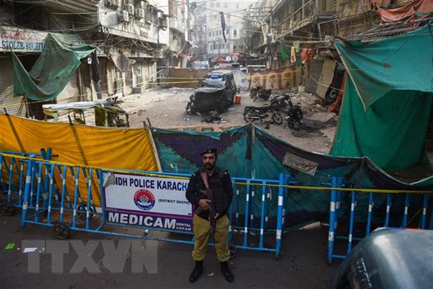 Nhân viên an ninh gác tại hiện trượng một vụ đánh bom ở Karachi, Pakistan. Ảnh: AFP/TTXVN