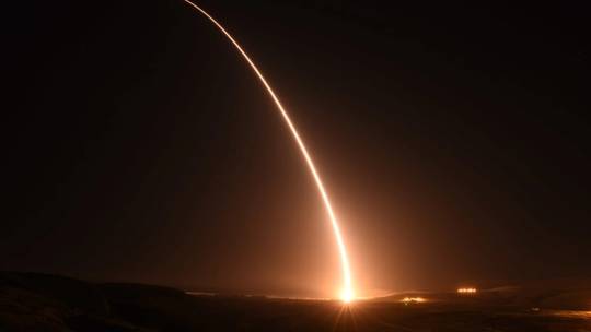 Tên lửa đạn đạo liên lục địa Minuteman III không có vũ khí của Mỹ trong cuộc thử nghiệm tại Căn cứ Không quân Vandenberg, California, ngày 14-5-2018. Ảnh: Lực lượng Không quân Mỹ