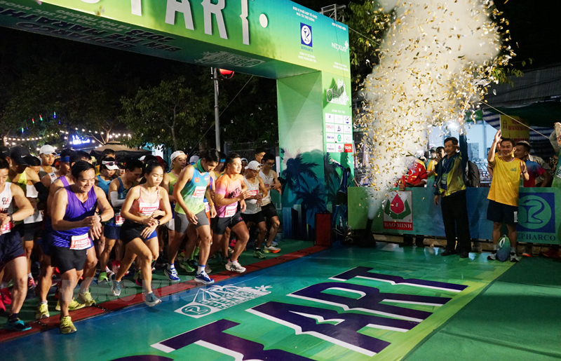 6.000 vận động viên tham gia Giải Bepharco Bến Tre Marathon 2023 Vận động viên cự ly 42km xuất phát.