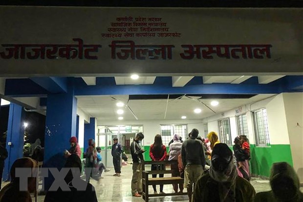 Người dân trú tạm tại bệnh viện sau trận động đất ở Jajarkot, Nepal, ngày 4-11-2023. Ảnh: AFP/TTXVN