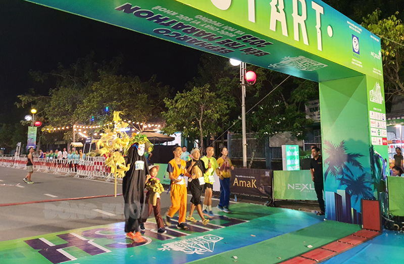 6.000 vận động viên tham gia Giải Bepharco Bến Tre Marathon 2023 Các vận động viên hóa trang, tham gia chạy cự ly 21km.