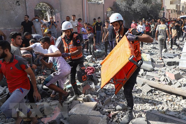 Tìm kiếm người bị mắc kẹt dưới những đống đổ nát sau vụ không kích của Israel tại Khan Younis, Dải Gaza, ngày 3-11. (Ảnh: THX/TTXVN)