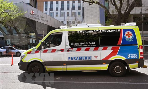 Số ca mắc mới tăng đột biến, Australia cảnh báo làn sóng COVID-19 mới Xe cứu thương chuyển bệnh nhân tới bệnh viện ở Melbourne, Australia. Ảnh: AFP/TTXVN