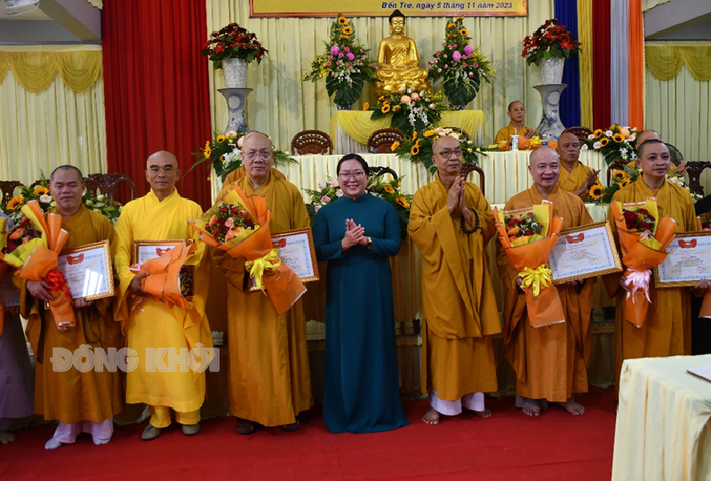 Chủ tịch Ủy ban MTTQ Việt Nam tỉnh Nguyễn Thị Hồng Nhung tặng bằng khen cho các cá nhân, tổ chức tích cực vận động nguồn lực thực hiện công tác an sinh xã hội trên địa bản tỉnh Bến Tre.