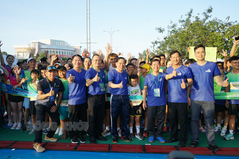 6.000 vận động viên tham gia Giải Bepharco Bến Tre Marathon 2023 Lãnh đạo tỉnh chụp ảnh cùng các vận động viên chạy marathon.