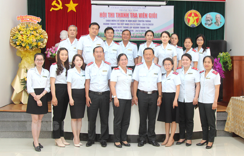Lãnh đạo Thanh tra tỉnh chụp ảnh lưu niệm với đại diện các đội tham dự hội thi Thanh tra viên giỏi tỉnh năm 2023.