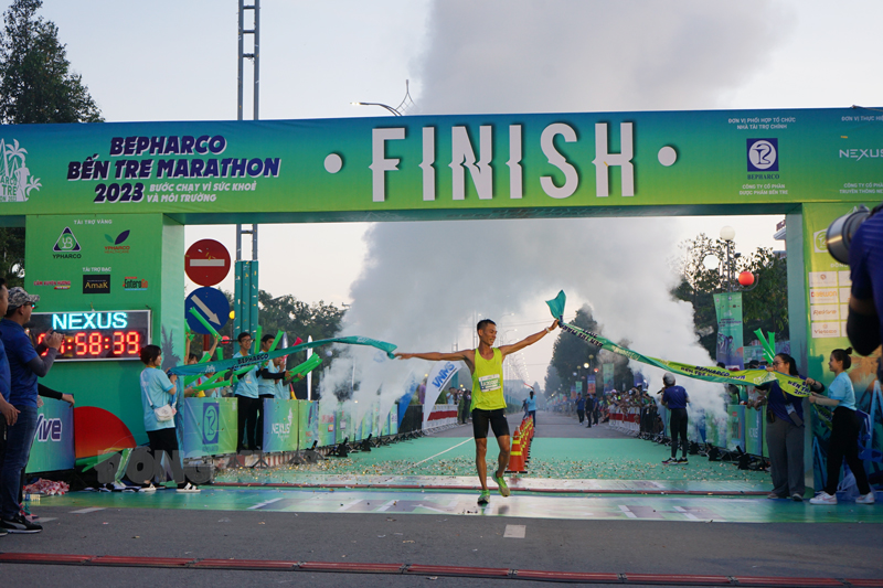 6.000 vận động viên tham gia Giải Bepharco Bến Tre Marathon 2023 Vận động viên đầu tiên về đích.