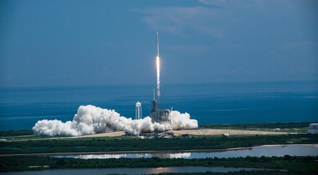 Tên lửa đẩy Falcon 9 của SpaceX.(Nguồn: SpaceNews)