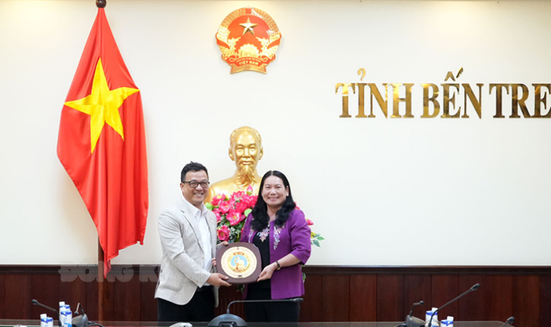 Phó chủ tịch UBND tỉnh Nguyễn Thị Bé Mười tặng quà lưu niệm cho ông Nguyễn Thanh Nhã.