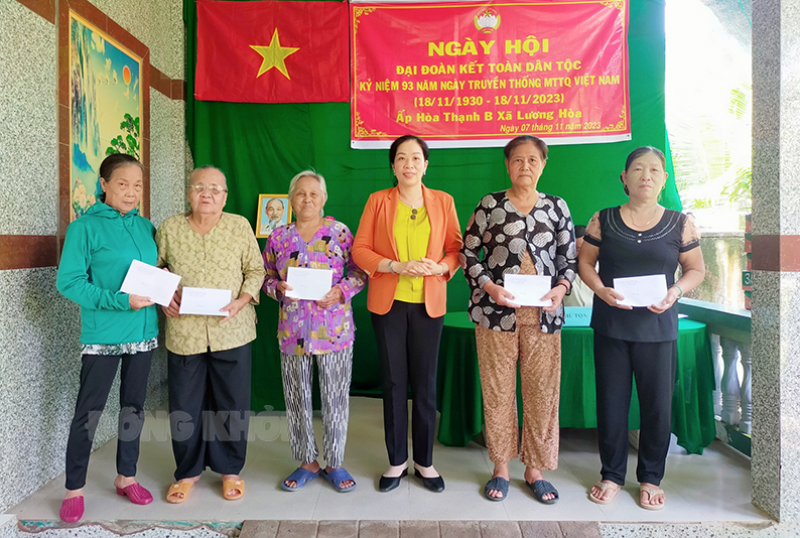 Phó chủ tịch UBND huyện Đinh Thị Thanh Nhanh tặng 5 phần quà cho hộ nghèo đặc biệt khó khăn của ấp. Ảnh: Diệu Hiền