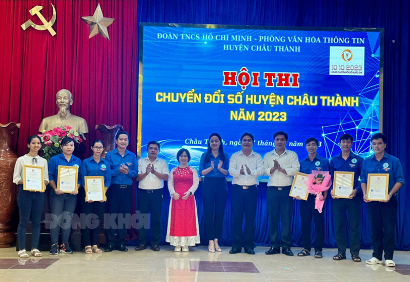 Trao thưởng cho các đội tham gia Hội thi Chuyển đổi số huyện Châu Thành năm 2023. Ảnh: P. Lan