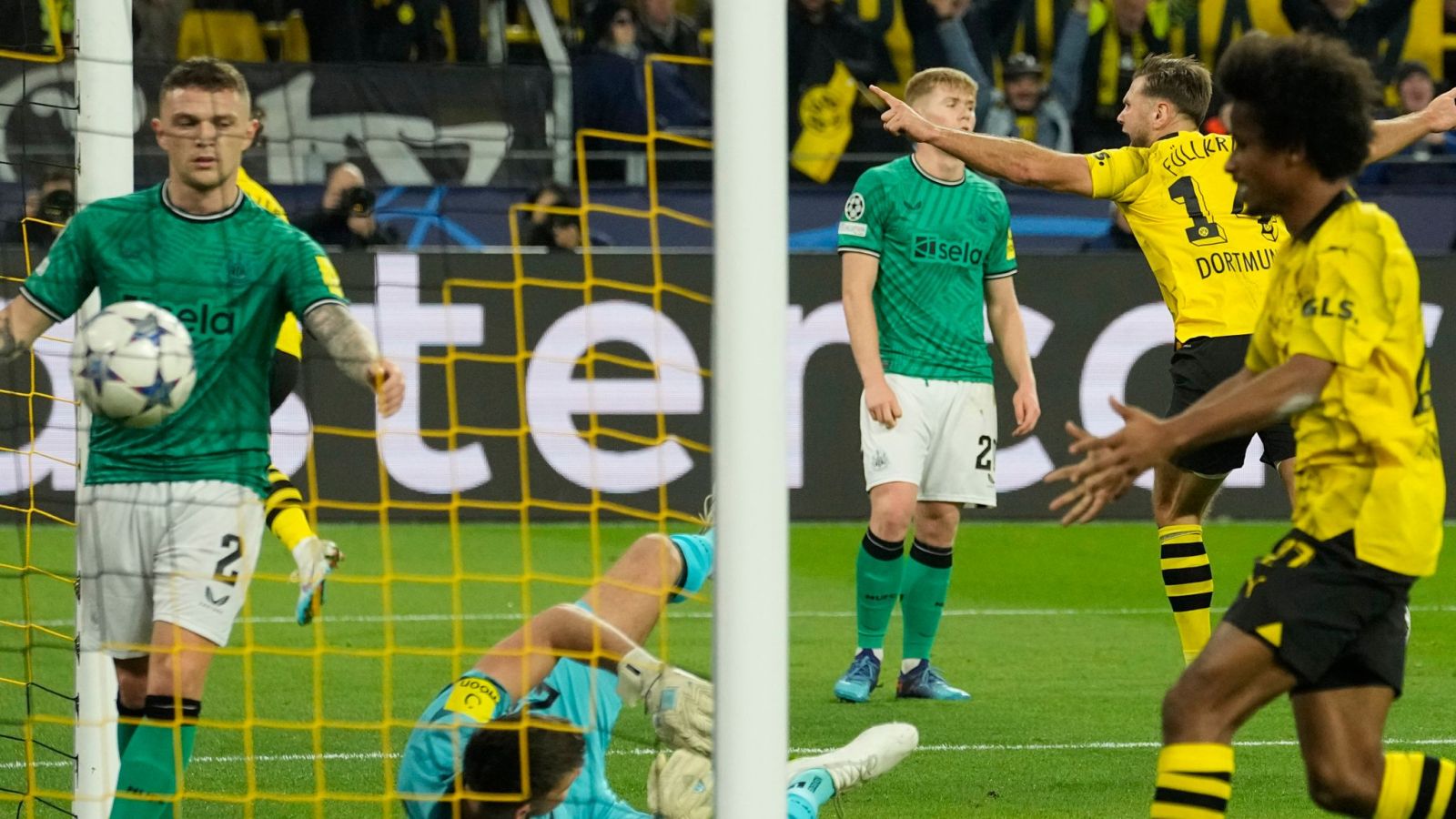Barca mất cơ hội giành vé sớm