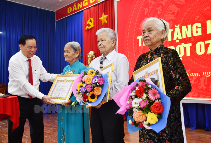 Phó bí thư Tỉnh ủy - Chủ tịch UBND tỉnh Trần Ngọc Tam trao Huy hiệu Đảng cho các đảng viên.