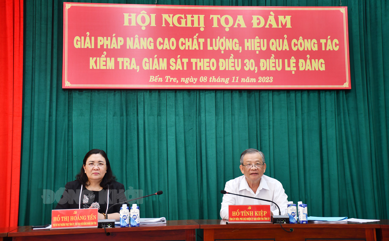 Phó bí thư Thường trực Tỉnh ủy, phụ trách Tỉnh ủy - Chủ tịch HĐND tỉnh Hồ Thị Hoàng Yến và Phó chủ nhiệm Ủy ban Kiểm tra Tỉnh ủy Hồ Tính Kiệp chủ trì Hội nghị.