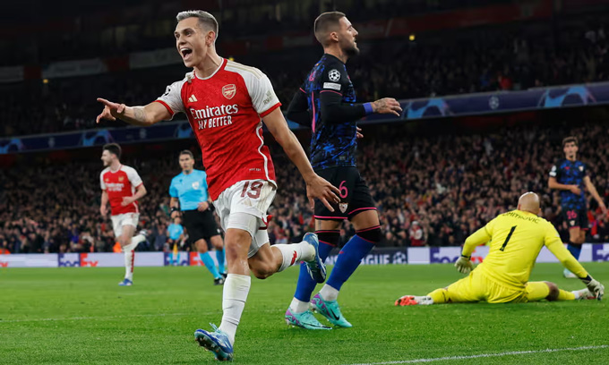 Arsenal đè bẹp Sevilla trên sân nhà, Man United thua ngược Trossard mở điểm từ đường kiến tạo của Saka.