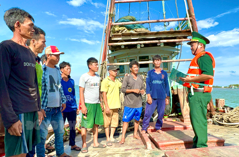 Cán bộ Trạm Kiểm soát Biên phòng Bình Thắng tuyên truyền chống khai thác IUU cho ngư dân trước khi ra khơi. Ảnh:  P. Khánh