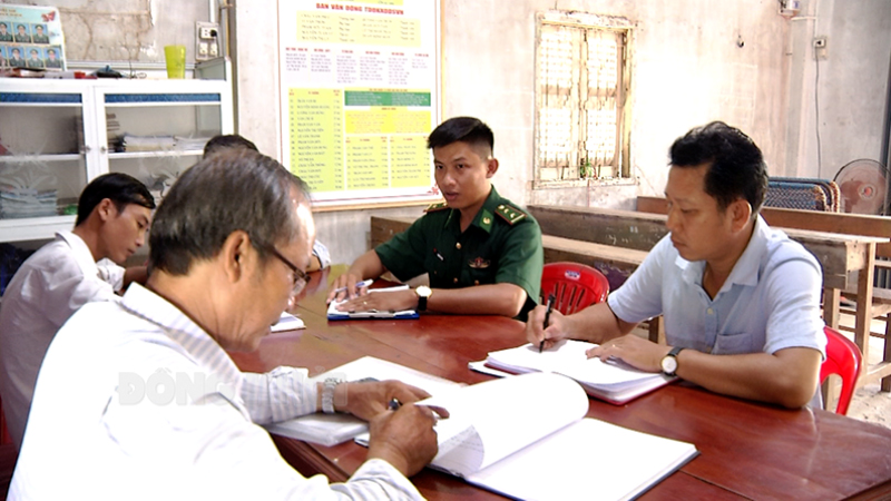 Đảng viên Đồn Biên phòng Hàm Luông tham gia sinh hoạt chi bộ ấp tại thị trấn Tiệm Tôm. Ảnh: Khánh Phương