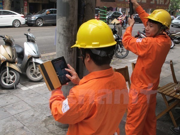 Nhân viên EVN Hà Nội chốt chỉ số công tơ cho khách hàng sử dụng điện. Ảnh: Đức Duy/Vietnam+