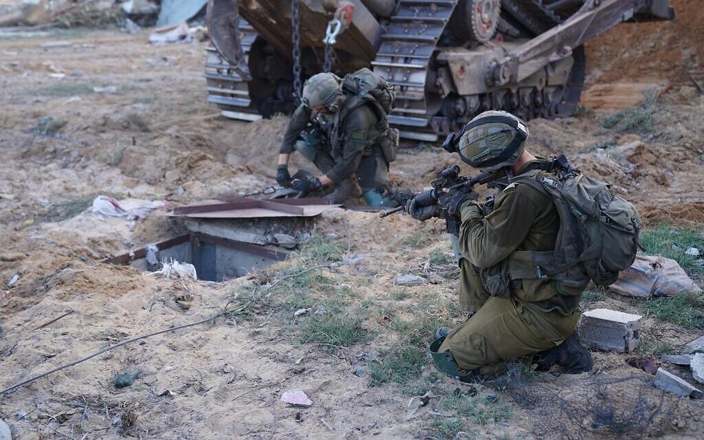 Các binh sĩ Israel canh gác lối vào một đường hầm của Hamas ở Dải Gaza ngày 9-11-2023. Ảnh: IDF