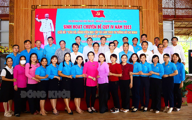 Phối hợp sinh hoạt chuyên đề “Cán bộ, đảng viên học tập và làm theo tư tưởng Hồ Chí Minh về đạo đức cách mạng” Đại biểu dự sinh hoạt chuyên đề chụp ảnh lưu niệm.